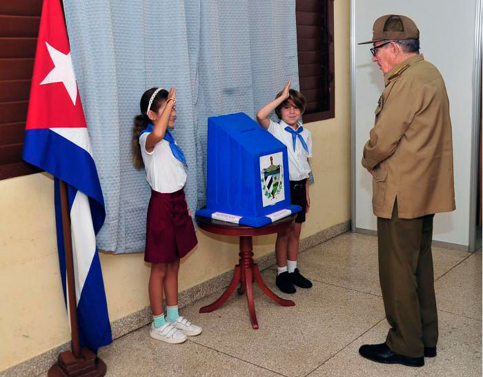 General de Ejército Raúl Castro Ruz acude a votar en el referendo popular del Código de las Familias.