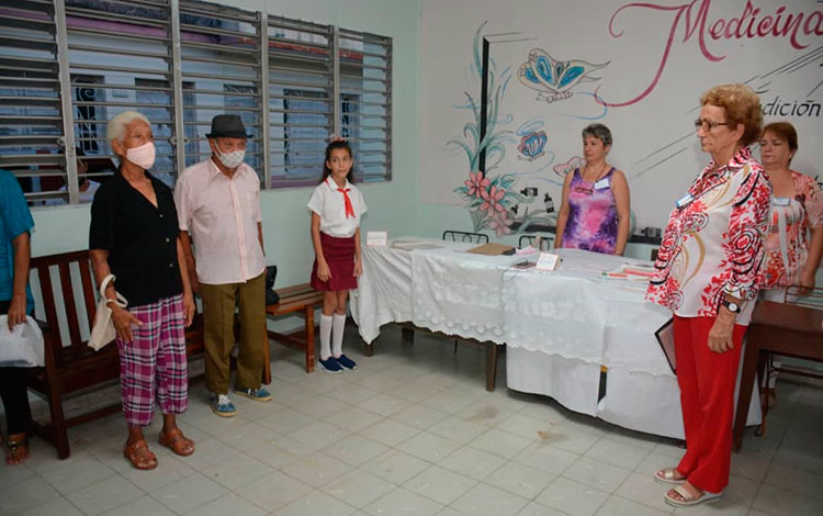 Electores en la apertura de colegio electoral en Santa Clara.