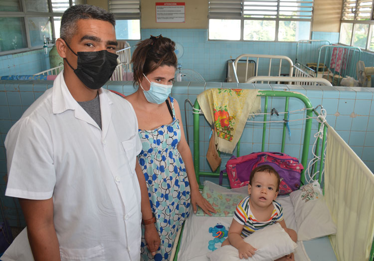 Padres con niño ingresado en el Hospital Infantil, donde pudieron ejercer su derecho al voto.