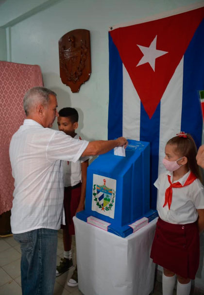 Ejercicio del voto en colegio electoral de Santa Clara.