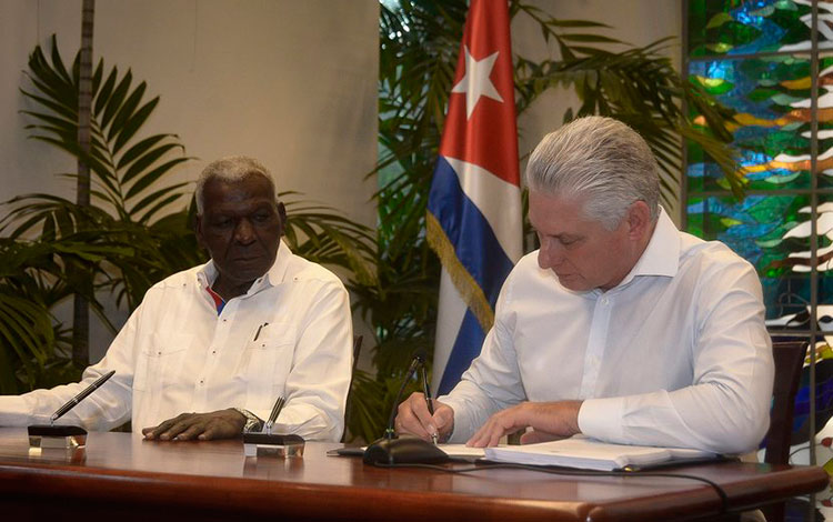 Esteban Lazo Hernández, presidente de la Asamblea Nacional del Poder Popular, y Miguel Díaz-Canel Bermúdez, presidente de Cuba, firman el Código de las Familias.