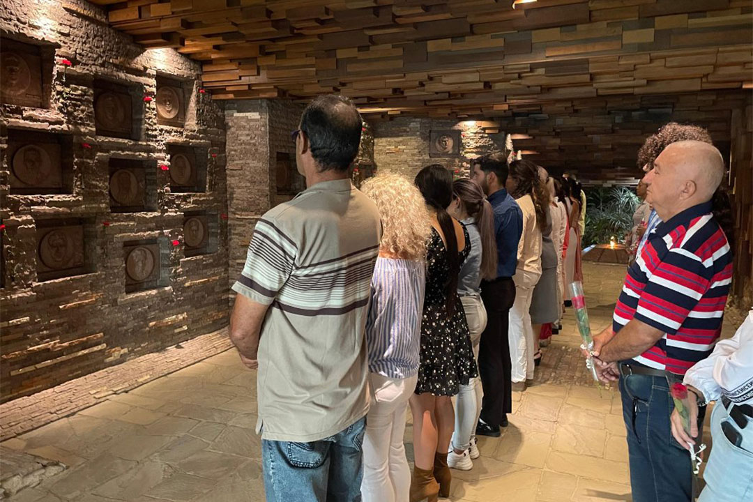 Homenaje al Che por trabajadores del Registro Civil.