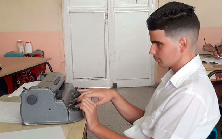 Abel Morales Cruz, único estudiante ciego villaclareño que se forma como técnico medio en Derecho.