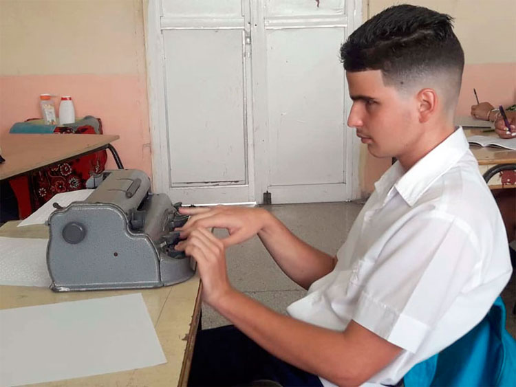 Abel Morales Cruz, único estudiante invidente villaclareño que se forma como técnico medio en Derecho.