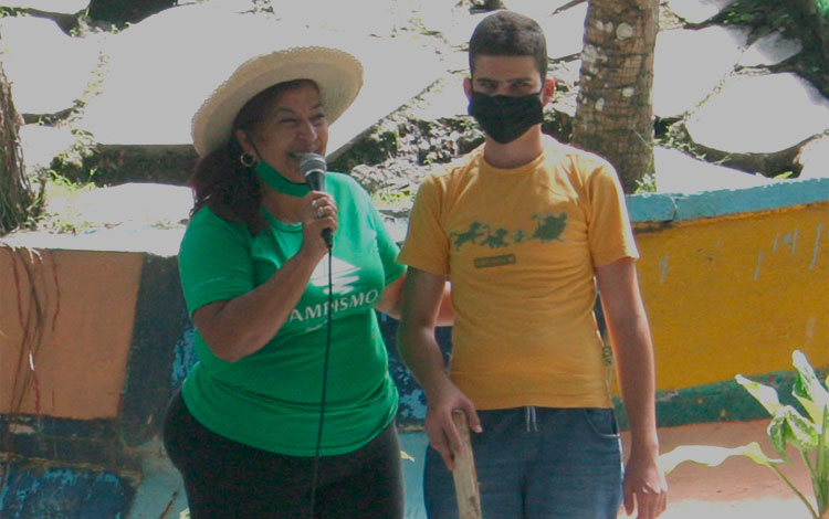 El joven invidente Abel Morales Cruz participando en un juego en el campismo de Río Seibabo, en Manicaragua.