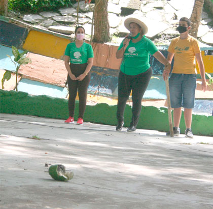 Joven ciego Abel Morales Cruz participa en juego en el campismo Rí­o Seibabo, de Manicaragua.