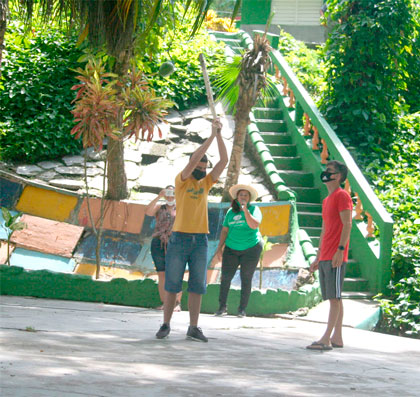 Joven ciego Abel Morales Cruz participa en juego en el campismo Rí­o Seibabo, de Manicaragua.