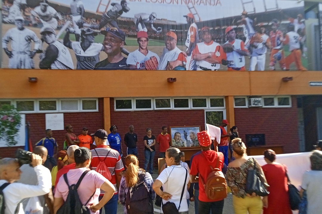 Deportistas y trabajadores del Inder en acto de apoyo a Raúl Castro y en contra de las acusaciones de los EE. UU.