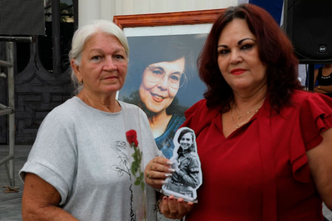 Zenaida Chaviano recibe el reconocimiento de la Federación de Mujeres Cubanas en el provincia de Villa Clara.