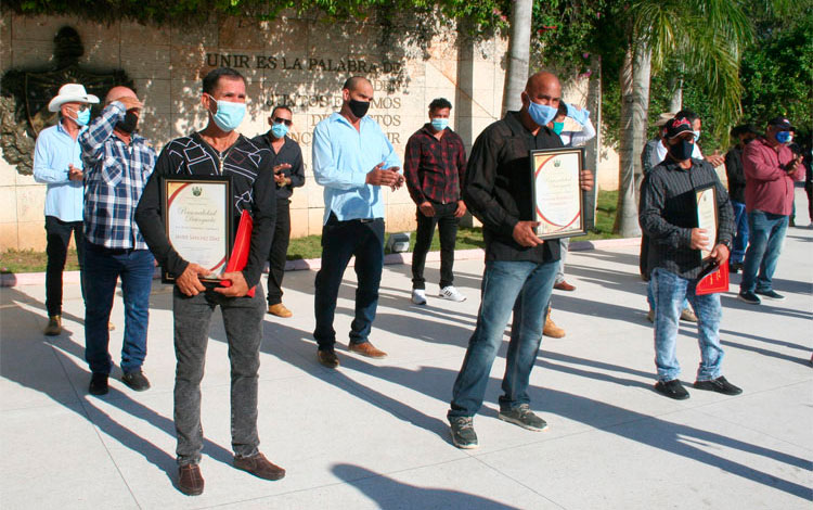 Campesinos de Villa Clara reciben la condición de Personalidad Distinguida.