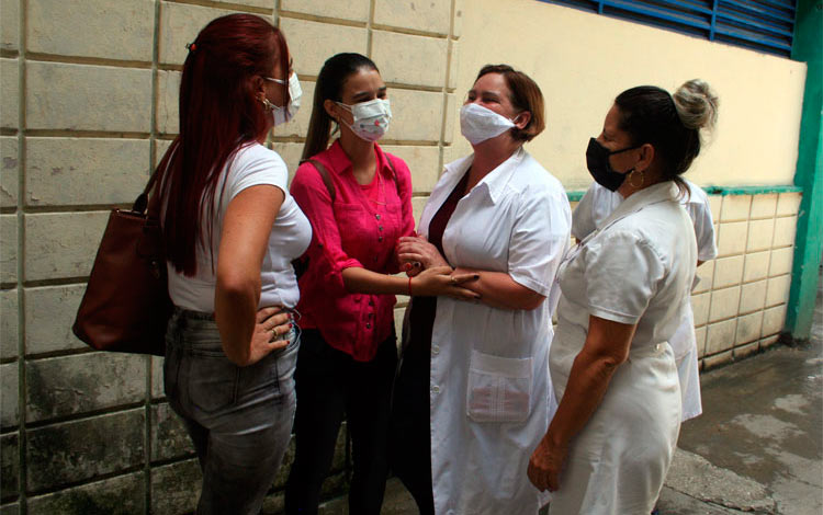 La doctora Anaisa Amores junto a su paciente Melissa Tápanes.