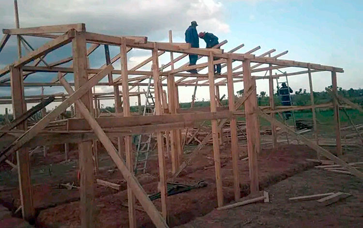 Construcción de casas de curación de tabaco afectadas por el huracán Ian en Pinar del Río, Cuba.