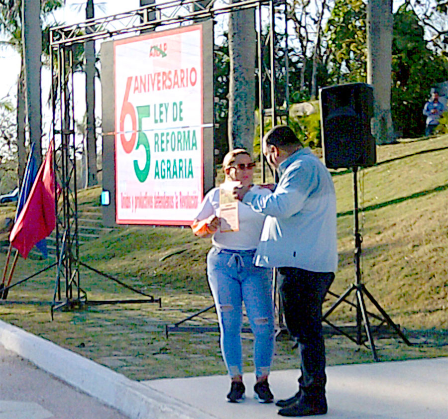  Yamilé Báez Fernández, presidenta de la Cooperativa de Producción Agropecuaria Bernardo Díaz, de Cifuentes, recibió la condición de Vanguardia Nacional que consiguió la organización campesina.