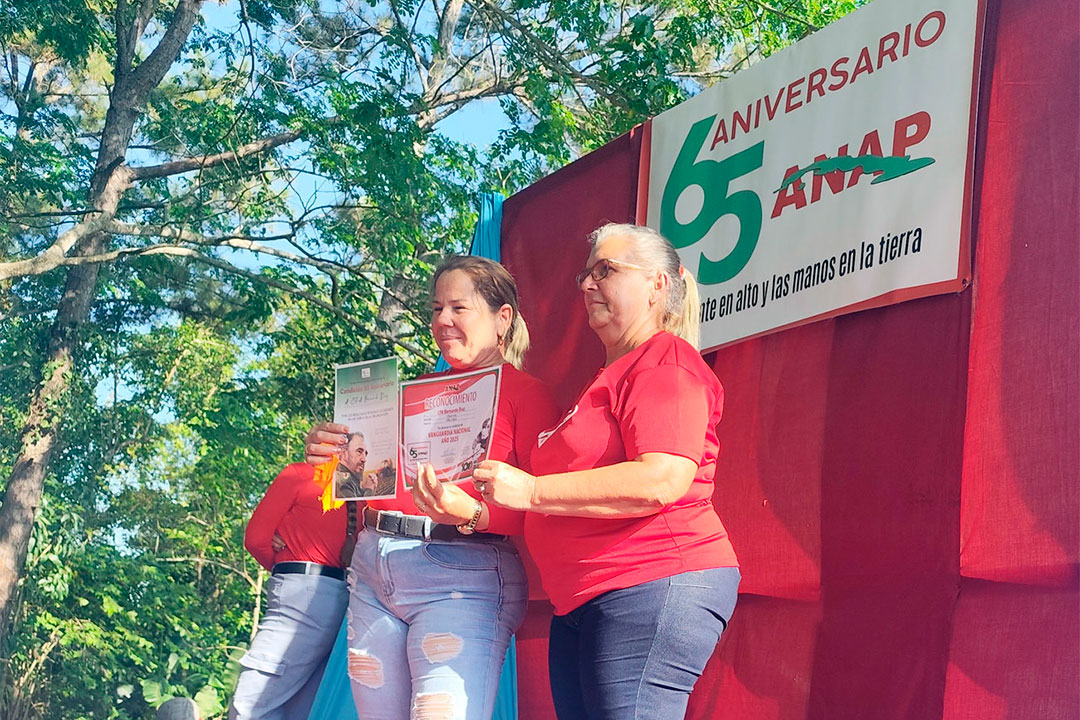 Yamilé Báez Fernández, a la izquierda, recibió el reconocimiento de Vanguardia Nacional que entrega el sector campesino y cooperativo cubano a organizaciones destacadas en la producción.