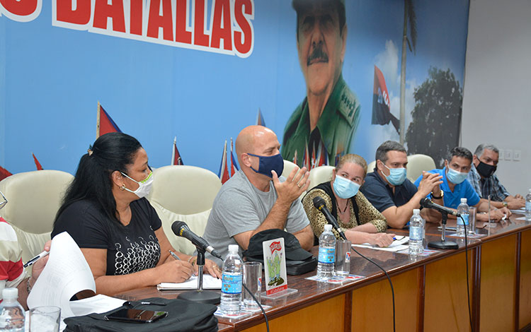 Gerardo Hernández Nordelo, coordinador nacional de los CDR, sostiene encuentro con cederistas de Santa Clara.