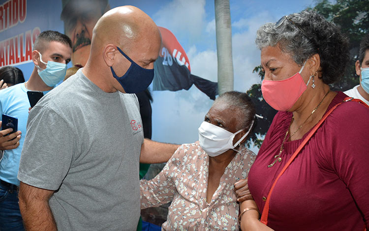 Gerardo Hernández Nordelo, coordinador nacional de los CDR, intercambia con Elisa Guardo Fraga, cederista destacada de Santa Clara.