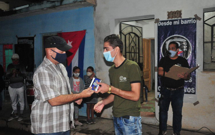 Coordinador nacional de los CDR, Gerardo Hernández Nordelo, entrega la distinción 28 de Septiembre al joven David Perdomo Rojo, en Santa Clara.