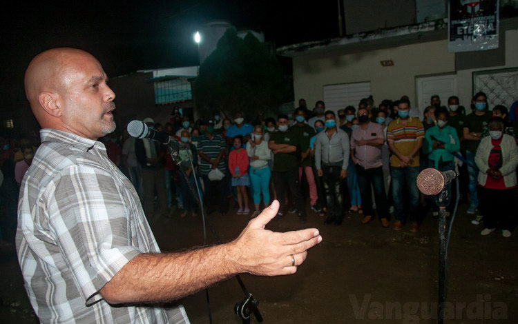 Acto cederista en el barrio Condado, en Santa Clara, presidido por el coordinadora nacional de los CDR, Gerardo Hernández Nordelo.