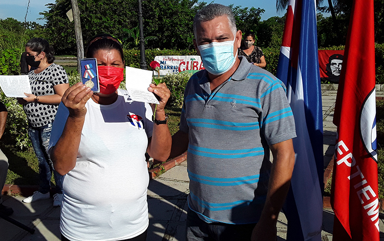 Gricelia Pérez recibió la Por la Defensa de la Patria y la Unidad del Barrio. Gricelia Pérez recibió la Por la Defensa de la Patria y la Unidad del Barrio.