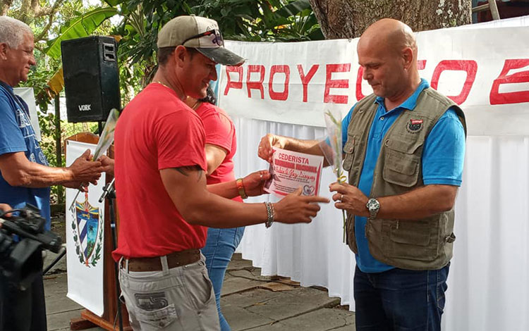 Reconocimiento a cederista destacado de Manajanabo.