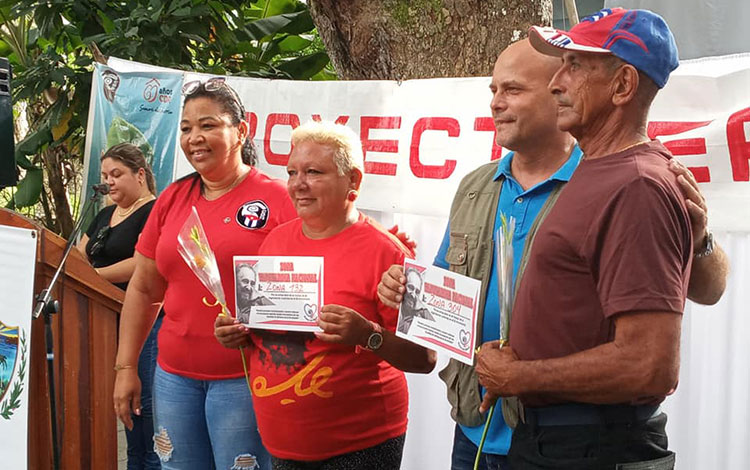 Coordinador nacional de los CDR, Gerardo Hernández Nordelo, entrega reconocimiento a cederistas destacado de Manajanabo.