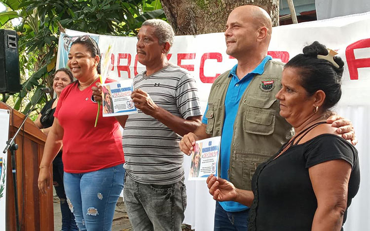 Coordinador nacional de los CDR, Gerardo Hernández Nordelo, reconoce a cederistas destacados de Manajanabo, Santa Clara, Cuba.