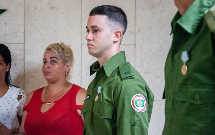 Bombero villaclareño condecorado con la medalla 28 de septiembre, de los CDR.