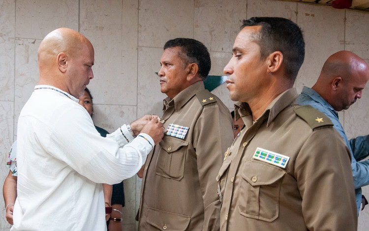 El Héroe de la República Gerardo Hernández Nordelo y el primer secretario del PCC en Villa Clara, Osnay Miguel Colina Rodríguez, colocaron las medallas 28 de septiembre en el uniforme de los héroes del siniestro.