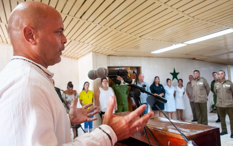 Gerardo Hernández Nordelo, coordinador nacional de los CDR, se dirigió a los bomberos villaclareños tras ser condecorados.