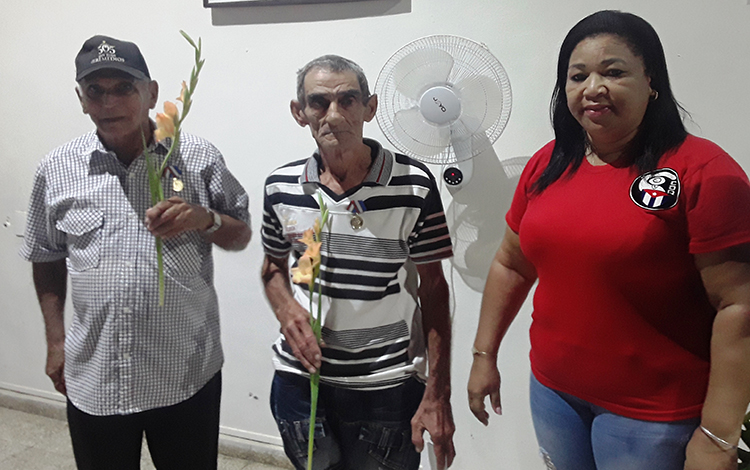 Cederistas de Santo Domingo reciben la condecoración Por la Defensa de la Patria.