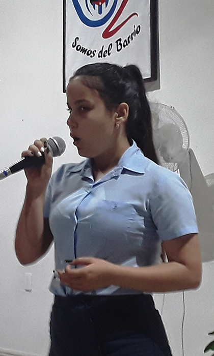 Estudiante interpreta una canción en el acto provincial de los CDR.