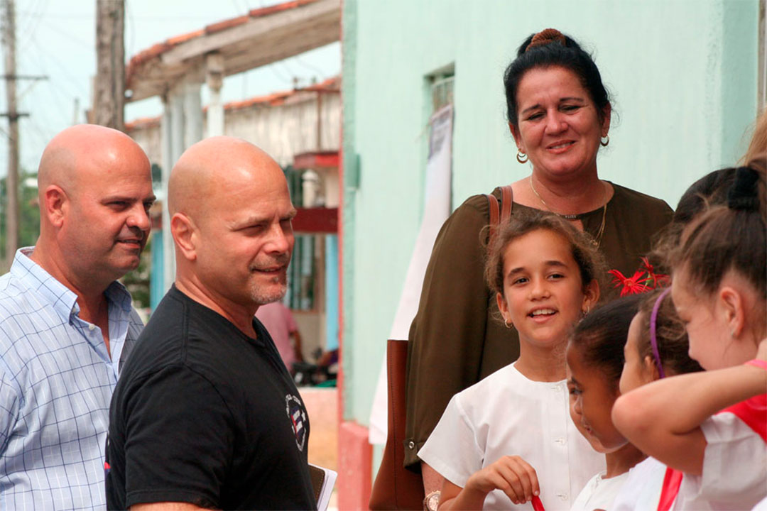 Pioneros de la escuela primaria Rolando Morales Sanabria reciben a Gerardo Hernández Nordelo, coordinador nacional de los CDR, y a Osnay Miguel Colina Rodríguez, primer secretario del PCC en Villa Clara.