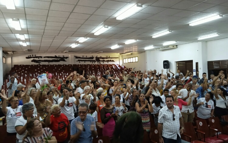 Participantes en la asamblea municipal de los CDR en Santa Clara.