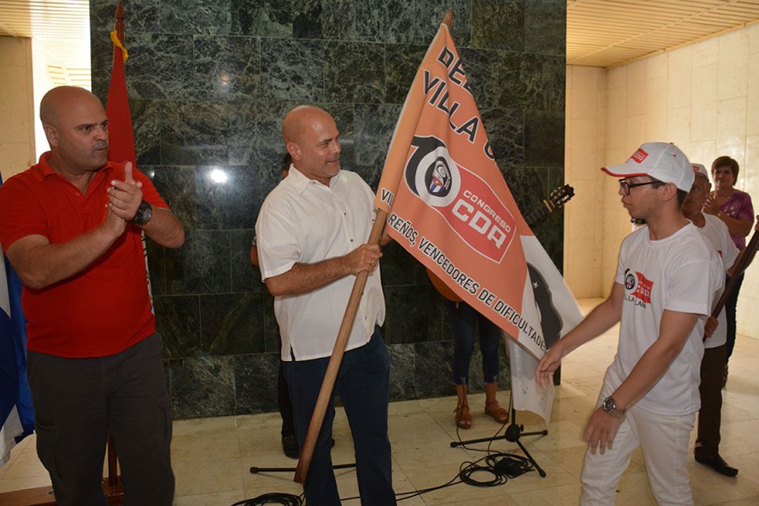 Entrega de la bandera a la delegación de Villa Clara al X Congreso de los CDR.