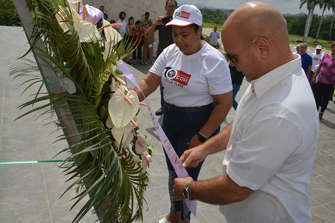 Colocación de la ofrenda floral en la base del monumento a Ernesto Che Guevara.