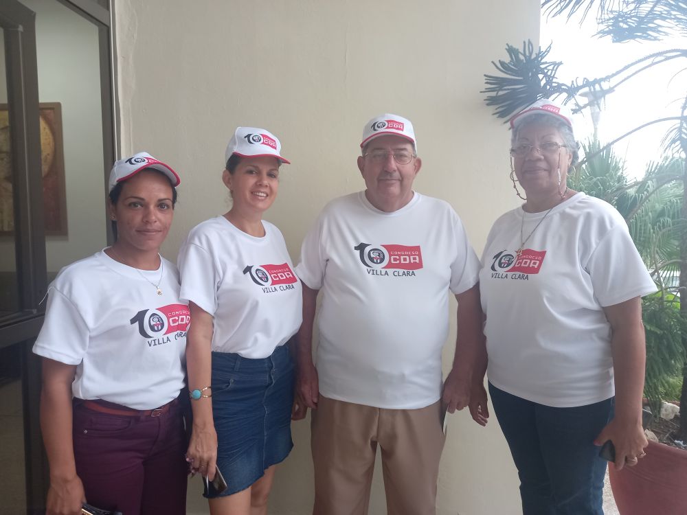 Yenisleidy Pino Águila (segunda de izquierda a derecha) junto a otros delegados villaclareños al X Congreso de los CDR. (Foto: Chábeli Rodríguez García)