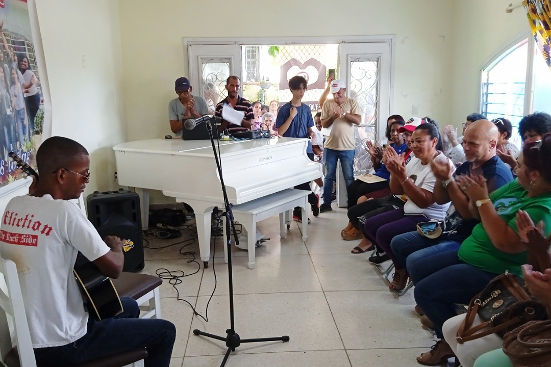 Instructores de arte en presentación durante la entrega del Premio del Barrio a la COMF.