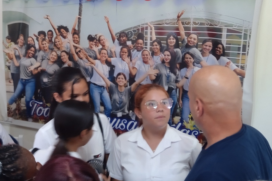 Jóvenes conversan con Gerardo Hernández Nordelo.