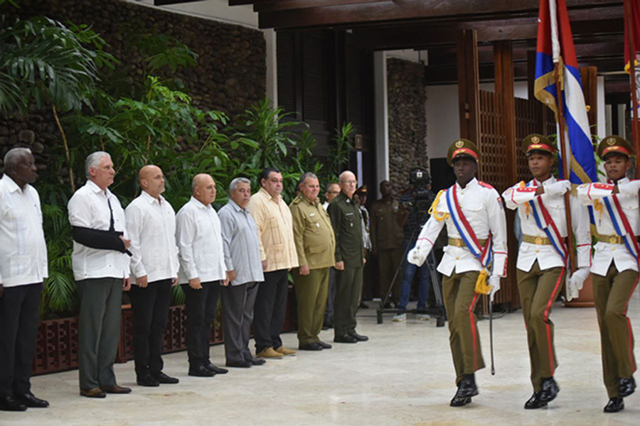 Presidencia de la ceremonia de condecoración a cederistas destacados.