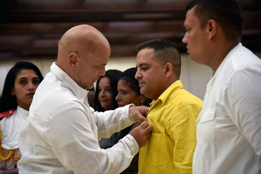 Gerardo Hernández, coordinador nacional de los CDR, condecora a cederista destacado.