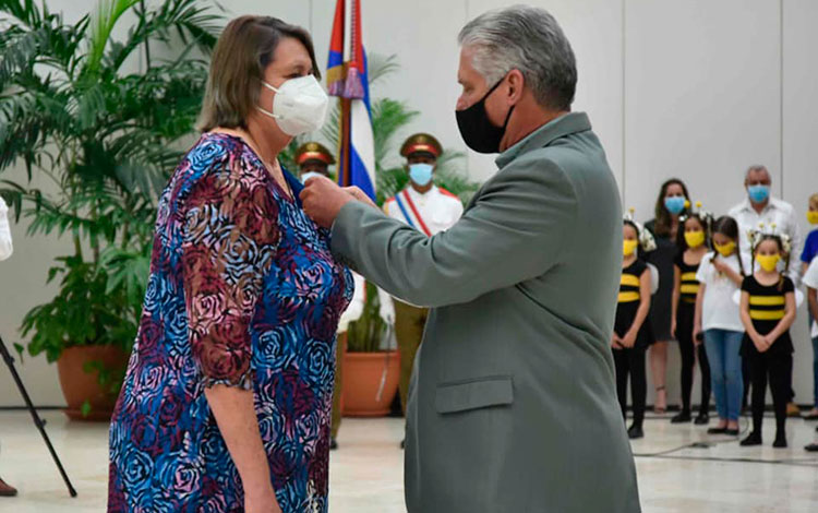 Digna Morales, directora de Comercio en Villa Clara recibe el título de Heroína del Trabajo.