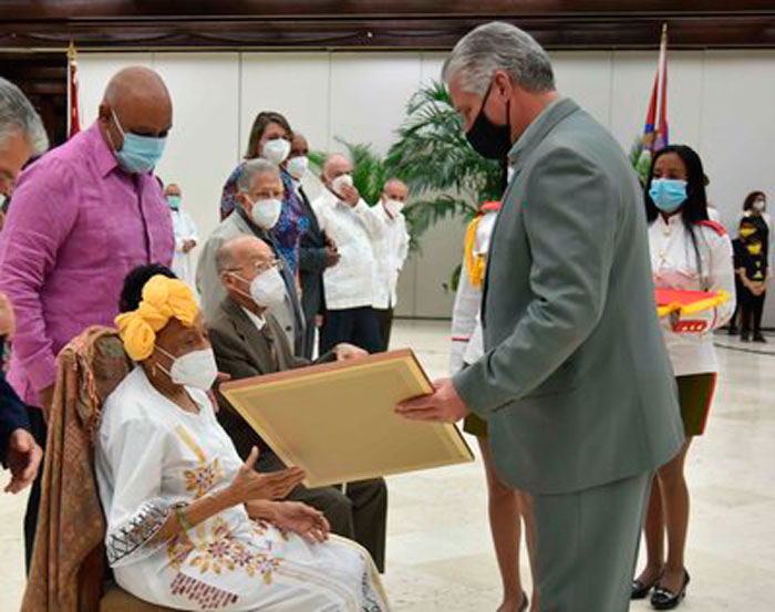 Omara Portuondo, condecorada por el presidente cubano, Miguel Dí­az-Canel, con el tí­tulo de Heroí­na del Trabajo de la República de Cuba.