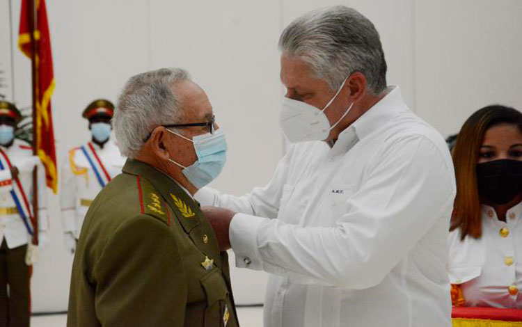 Presidente cubano, Miguel Dí­az-Canel Bermúdez, condecora al general de Cuerpo de Ejército Ramón Espinosa Martí­n.