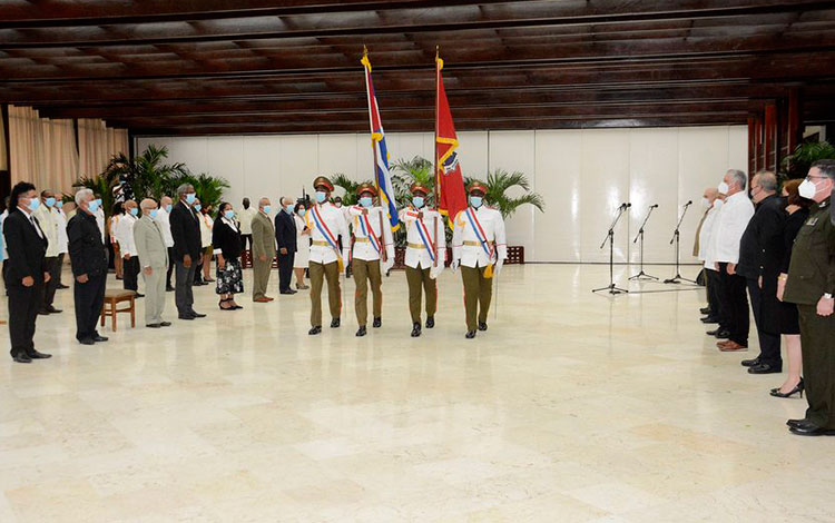 Ceremonia de entrega del título honorífico de Héroe del Trabajo de la República de Cuba.