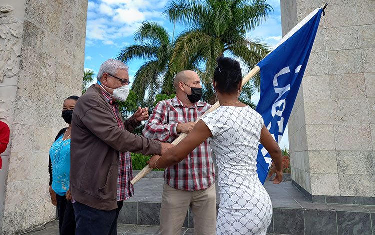 Entrega de la Bandera de Proeza Labora a la Empresa Acuícola de Villa Clara.