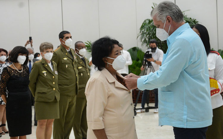 Presidente cubano, Miguel Díaz-Canel Bermúdez, condecora a la Heroína del Trabajo Francisca Holder Ges. Presidente cubano, Miguel Díaz-Canel Bermúdez, condecora a la Heroína del Trabajo Francisca Holder Ges.