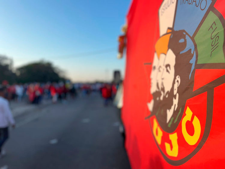 Bandera de la Unión de Jóvenes Comunistas en el desfile por el Primero de Mayo en Santa Clara.