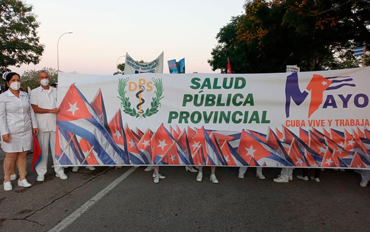 Trabajadores de la Salud listos para desfilar en la Plaza de la Revolución Comandante Ernesto Che Guevara,