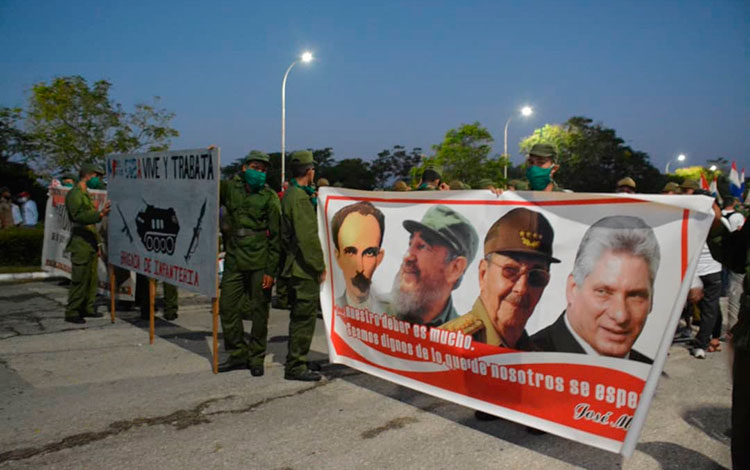 Cartel con la imagen de Fidel, Raúl y Dí­az-Canel.