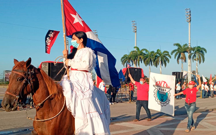 Trabajadores de la Cultura desfilan por la Plaza Ernesto Che Guevara.